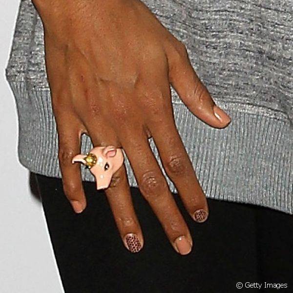 Kelly Rowland decorou as unhas dos dedos anelar e indicador com bolinhas, diferentes das demais, para o evento TW Steel
